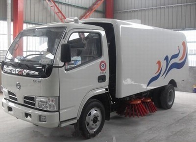 东风平头小金霸扫路车 城市清洁的得力助手