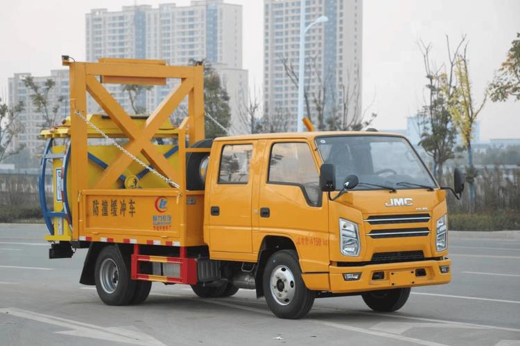 江铃顺达蓝牌防撞缓冲车与扫路车 城市道路安全与清洁的双重保障