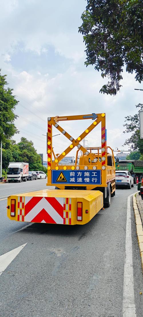 广东梅州防撞缓冲车出租 为道路施工安全护航的坚实屏障